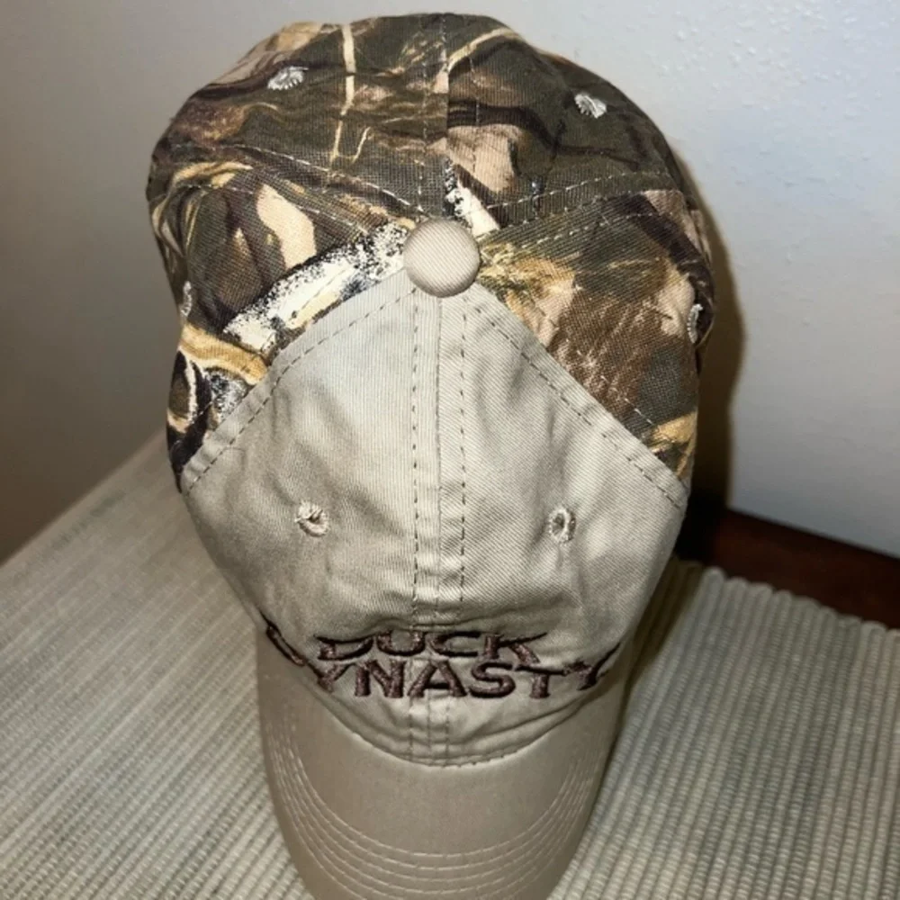 A&E Duck Dynasty Tan & Camo Adjustable hat.